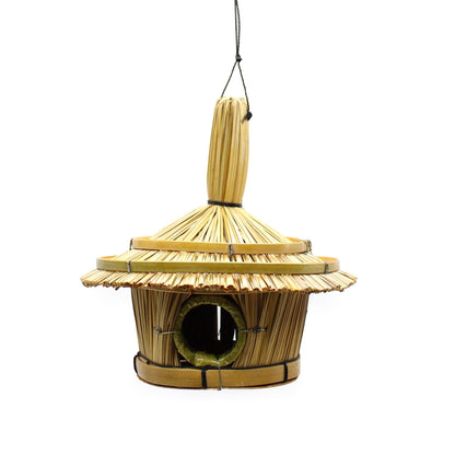 Alt Tag: Gemütlicher Seegras-Nistkasten – 17x17 CM geflochtener Seegras- und Bambus-Hängenistkasten mit rundem Eingang für kleine Gartenvögel