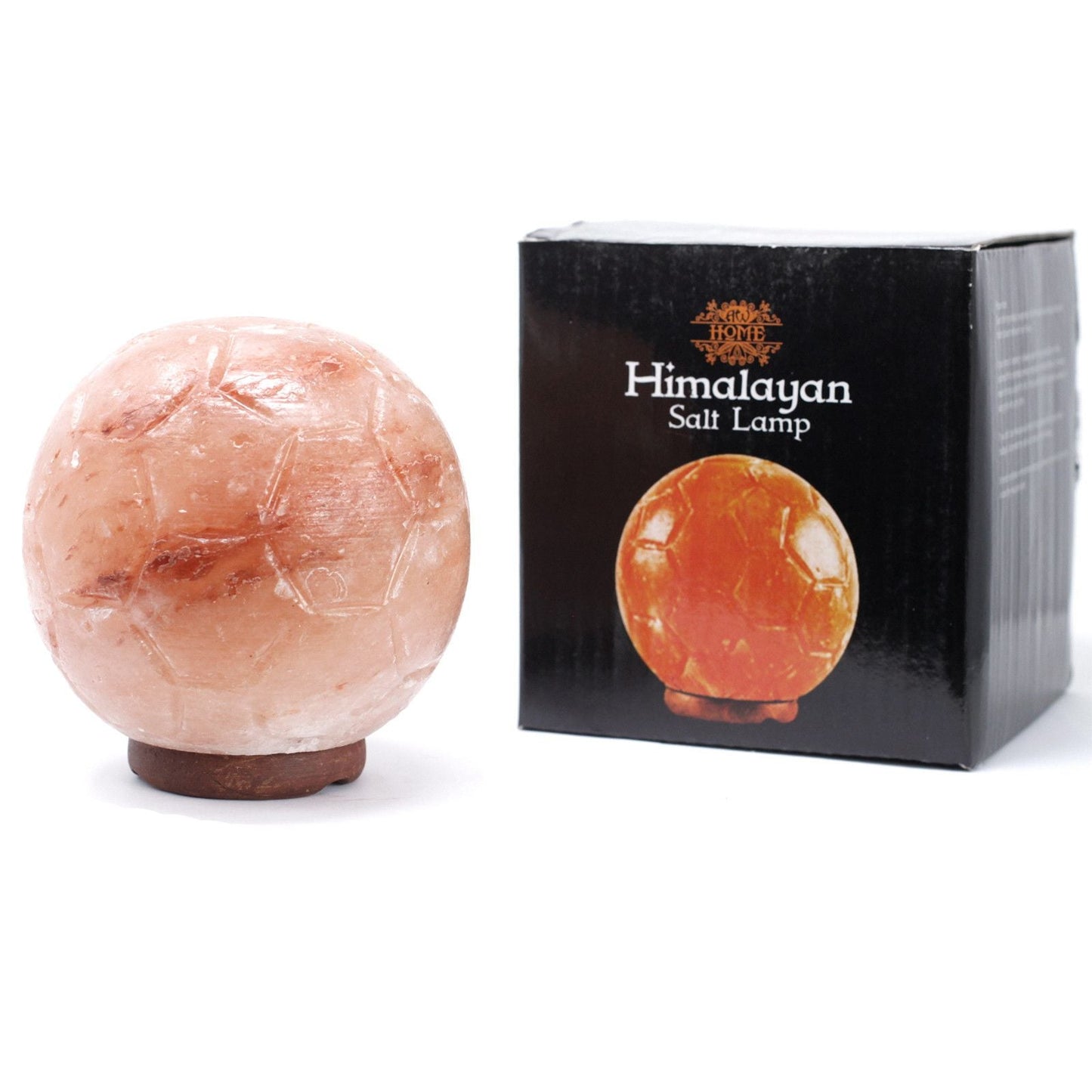 Handgjord Himalayasaltlampa – Football-design, handskuren fotbollsformad lampa i rosa salt med bas bredvid en Himalayasaltlampa-kartong
