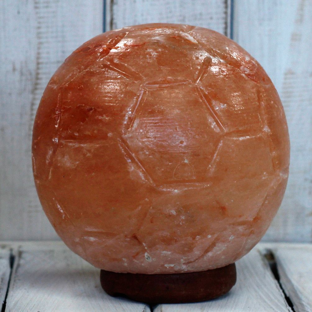 Alt Tag: Handskulpterad Himalaya-saltlampa – Football Design handhuggen kristallampa i Himalayasalt i form av en fotboll med varmt bärnstensfärgat sken
