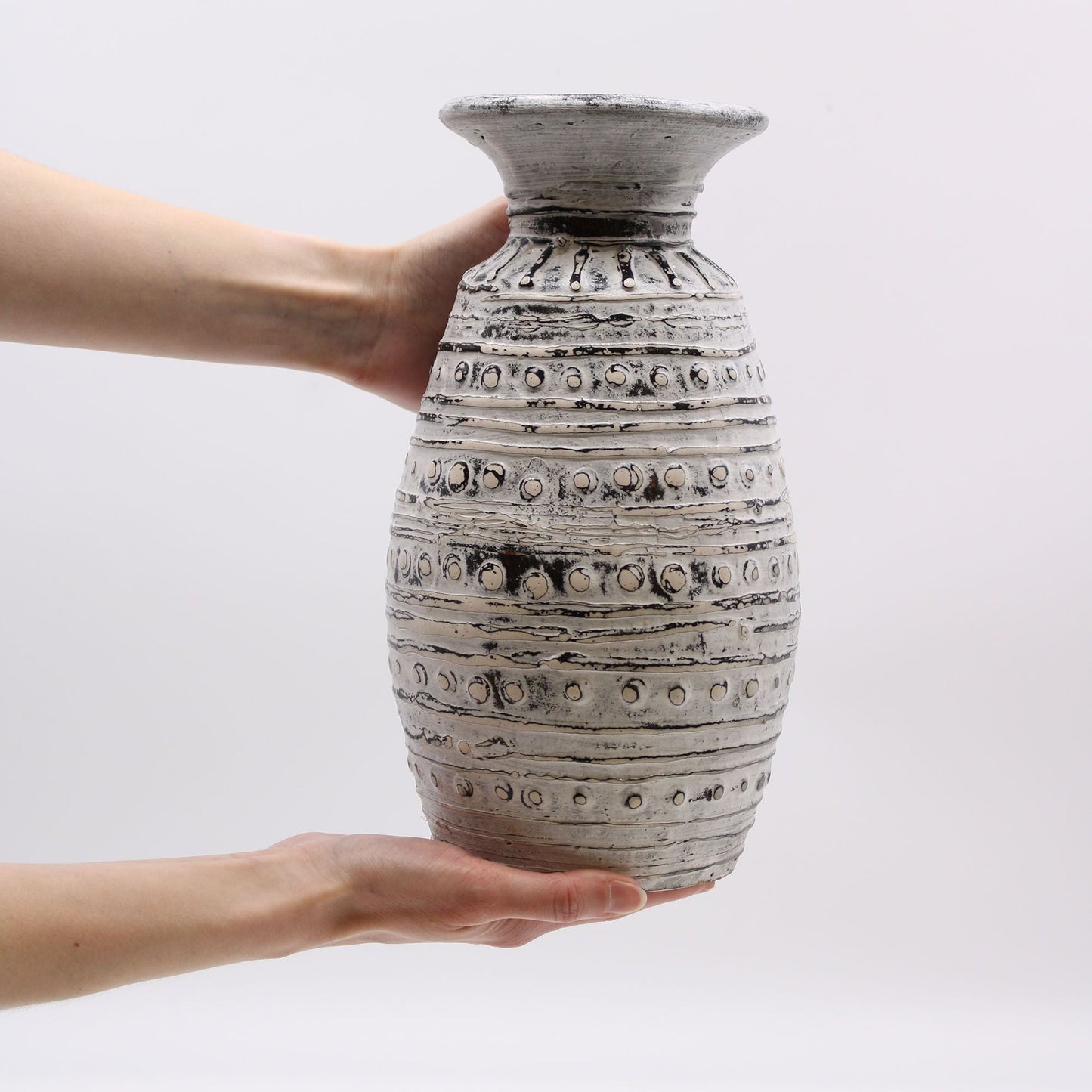 Cremefarbene Terrakotta-Vase – 32x15 CM, handgefertigte cremefarbene Terrakotta-Vase mit dekorativer Textur, in den Händen gehalten