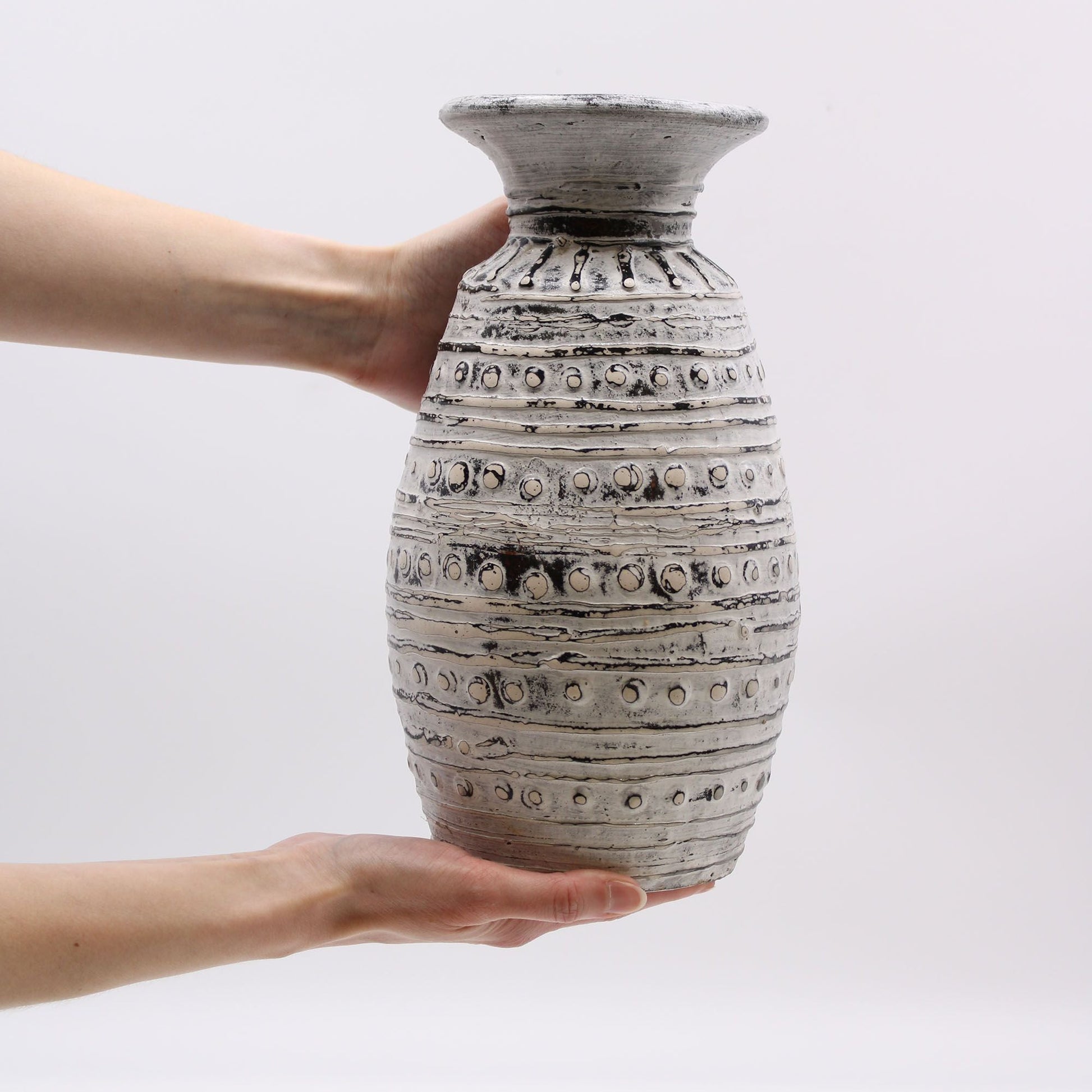 Cremefarbene Terrakotta-Vase – 32x15 CM, handgefertigte cremefarbene Terrakotta-Vase mit dekorativer Textur, in den Händen gehalten