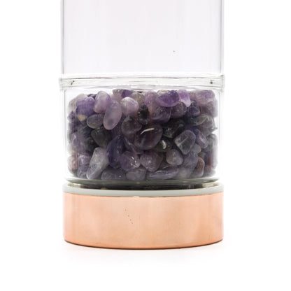 Botella de cristal con infusor para té – oro rosa con amatista: primer plano de la cámara inferior con base de cristal de amatista y acabado en oro rosa