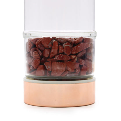 Crystal Glass Tea Infuser Bottle – Rose Gold with Red Jasper, detalle de base con piedras de jaspe rojo y acabado en oro rosa