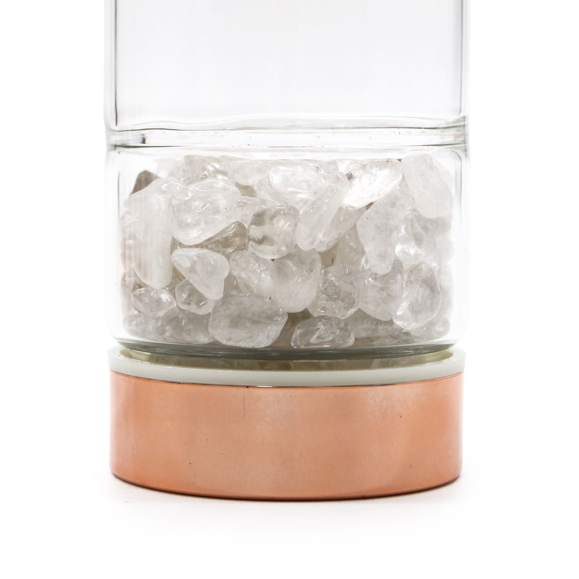 Alt Tag: Botella con infusor de té de vidrio de cristal – Rose Gold con primer plano de base de cuarzo roca, piedras de cuarzo roca transparentes en vidrio de borosilicato