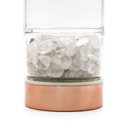 Alt Tag: Botella con infusor de té de vidrio de cristal – Rose Gold con primer plano de base de cuarzo roca, piedras de cuarzo roca transparentes en vidrio de borosilicato