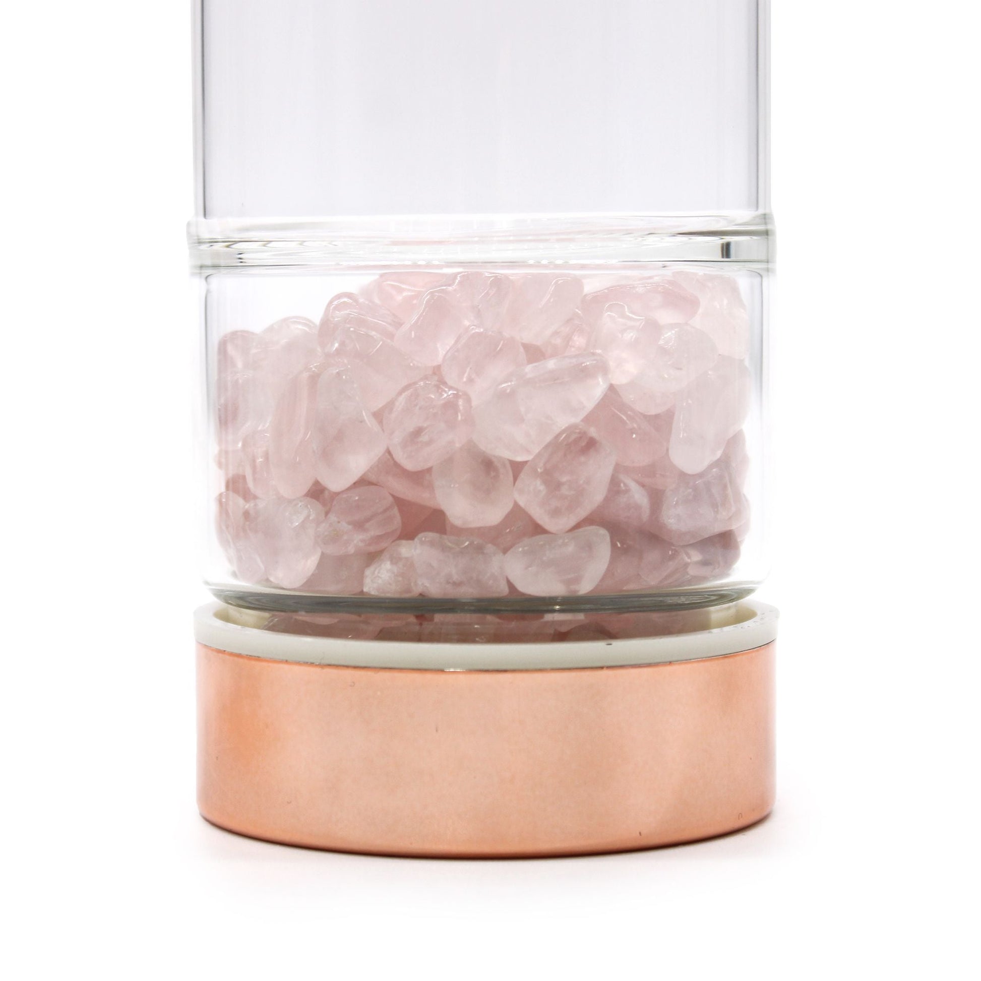 Alt Tag: Botella con infusor de té de vidrio de cristal – oro rosa con base de cuarzo rosa, detalle de botella de vidrio de borosilicato con cristales de cuarzo rosa