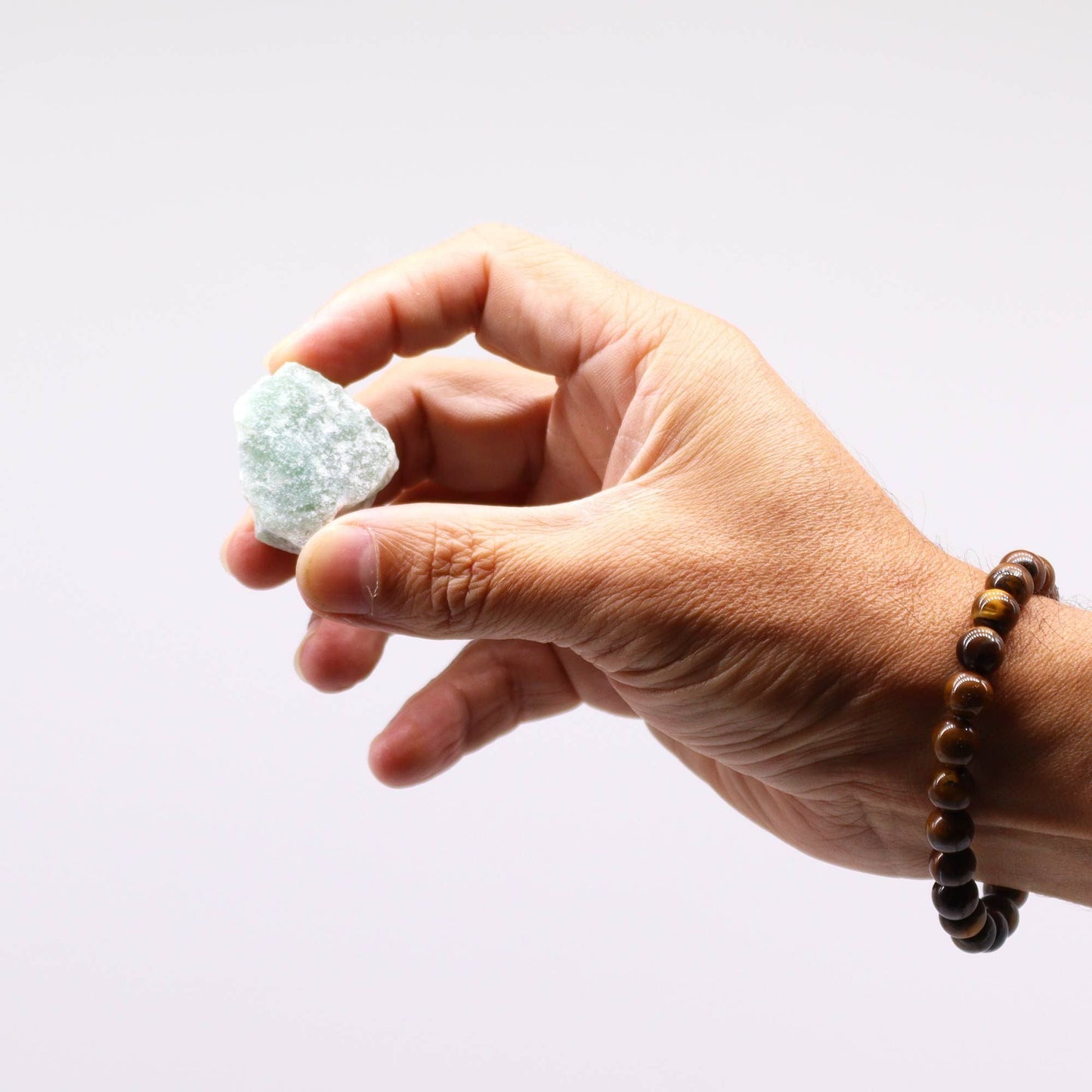 Alt Tag: Crystal Jade Råkristaller – 500 G rå jadekristall som hålls i handen, naturlig rå sten för inredning, kristallnät eller meditationshörna