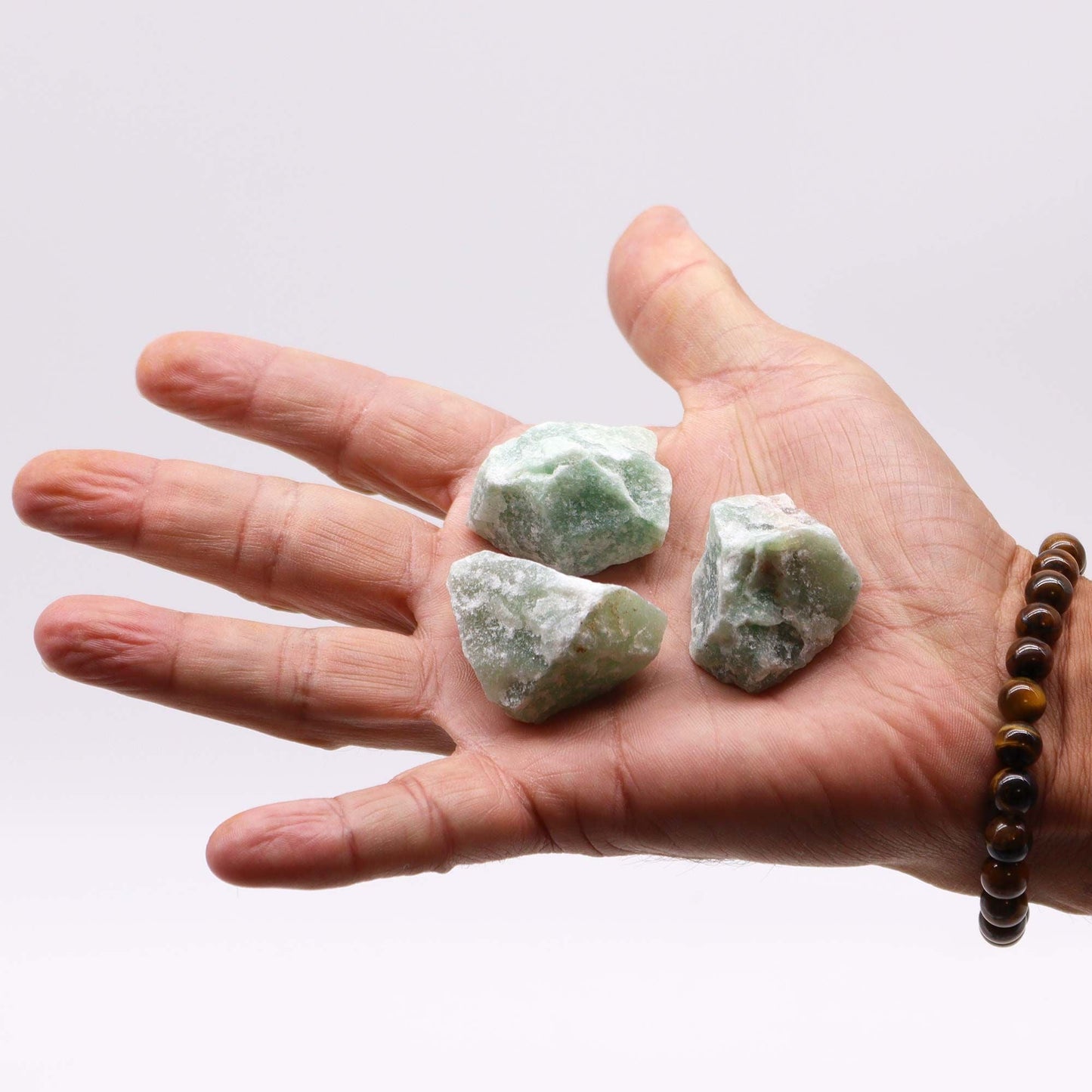 Crystal Jade råa kristaller – 500 g i handen, gröna råa jadestenar för dekoration, pyssel och samlingar