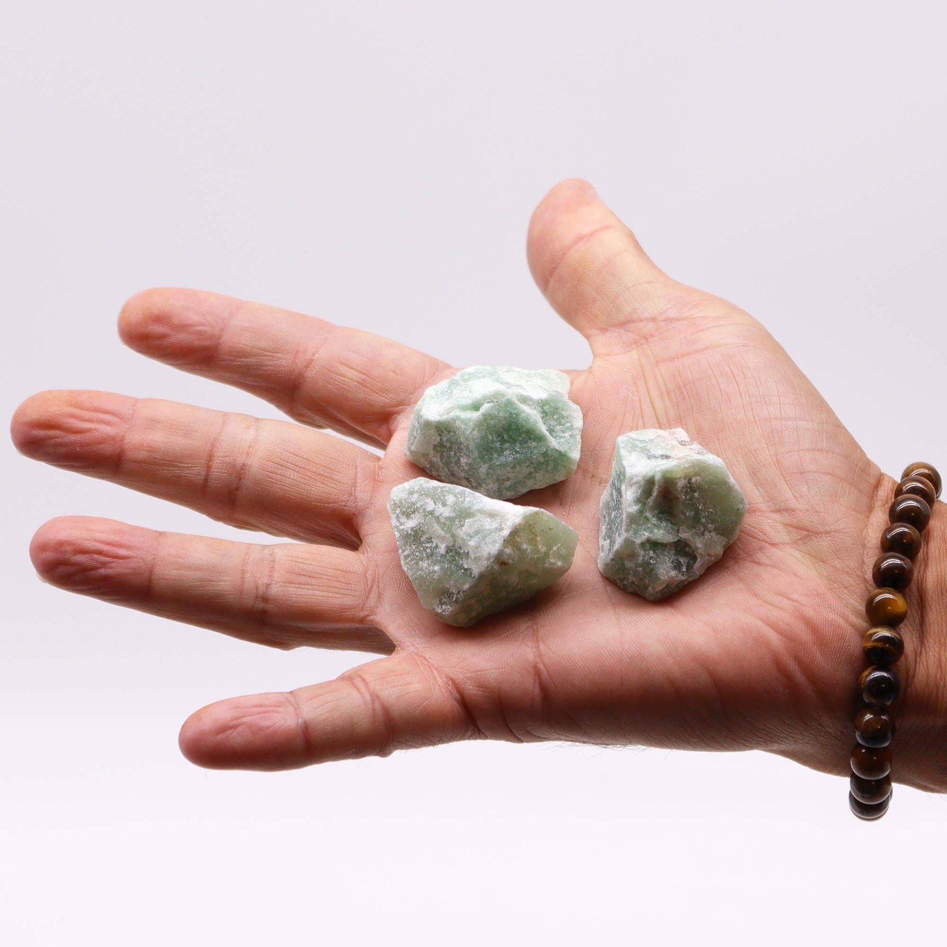 Crystal Jade råa kristaller – 500 g i handen, gröna råa jadestenar för dekoration, pyssel och samlingar