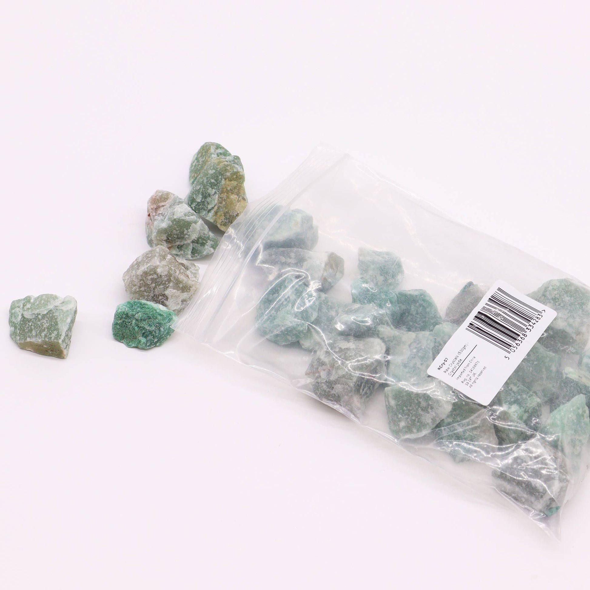 Alt Tag: Crystal Jade Raw Crystals – 500 G råa gröna jadestenar i en genomskinlig påse, grova kristallbitar för inredning, pyssel och kristallnät
