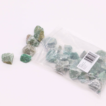 Alt Tag: Crystal Jade Raw Crystals – 500 G råa gröna jadestenar i en genomskinlig påse, grova kristallbitar för inredning, pyssel och kristallnät