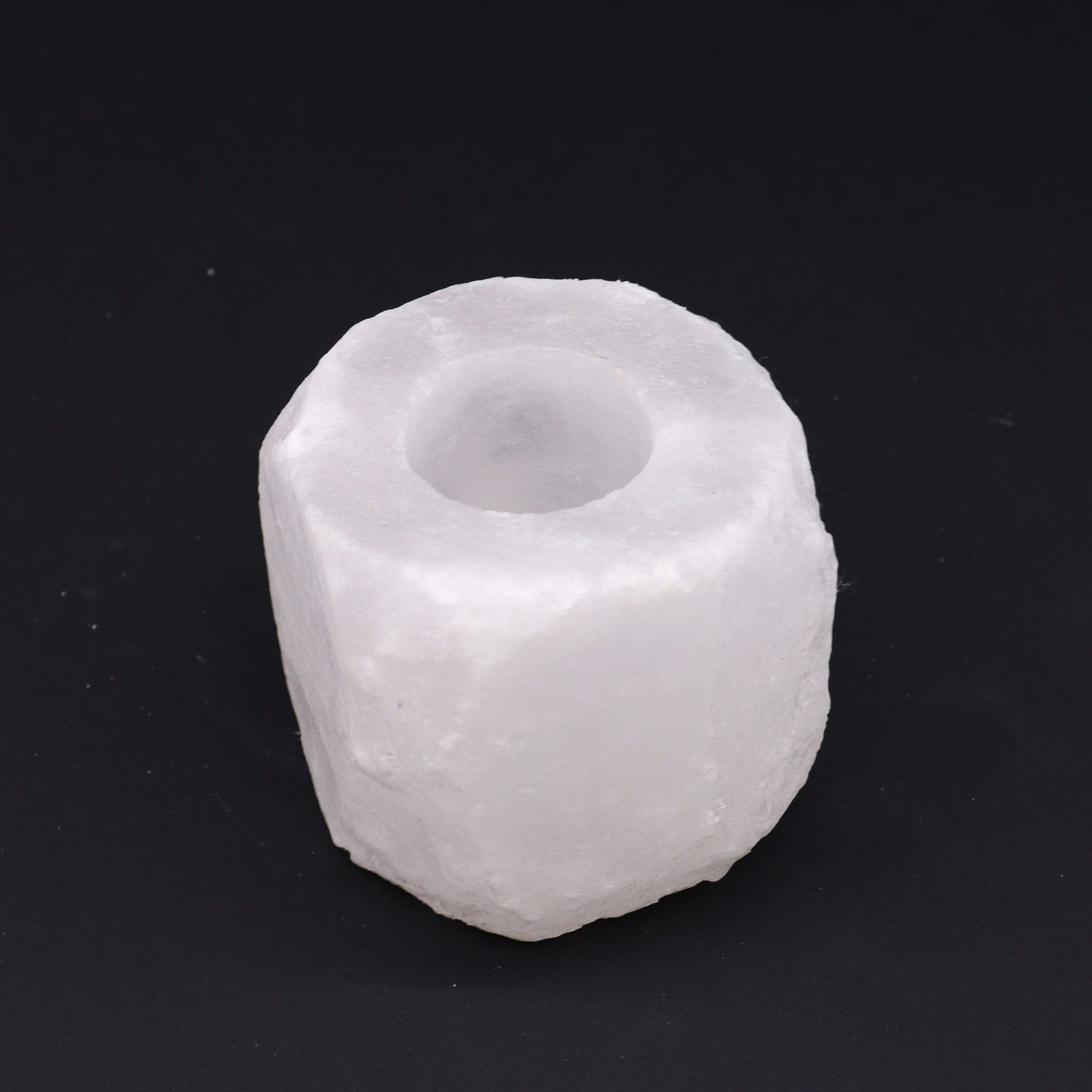 Crystal Rock Himalayasalt-lyshållare – 600–800 gram, handskuren värmeljushållare i naturlig saltkristall med vit finish på svart bakgrund
