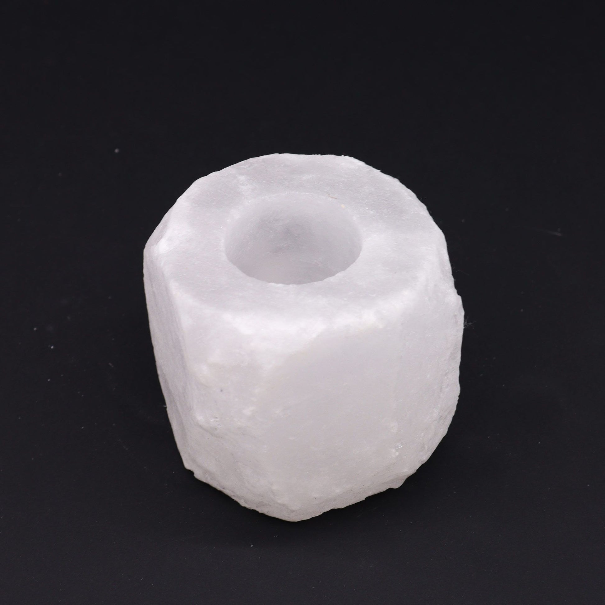 Crystal Rock Himalayasalt-lyshållare – 600–800 gram, handskuren värmeljushållare i naturlig saltkristall med vit finish på svart bakgrund