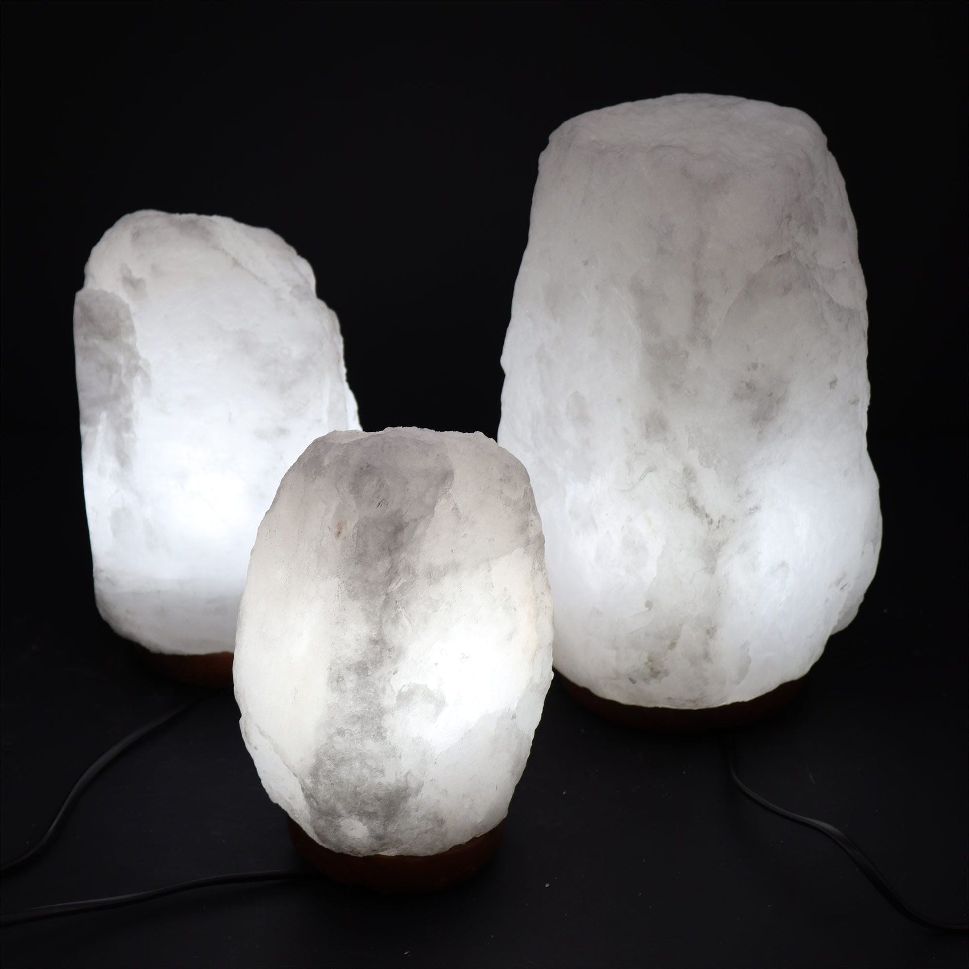 Alt Tagg: Himalayasaltlampa Crystal Rock med bas – ca 8–10 KG, handskuren Himalayasaltlampa med träbas