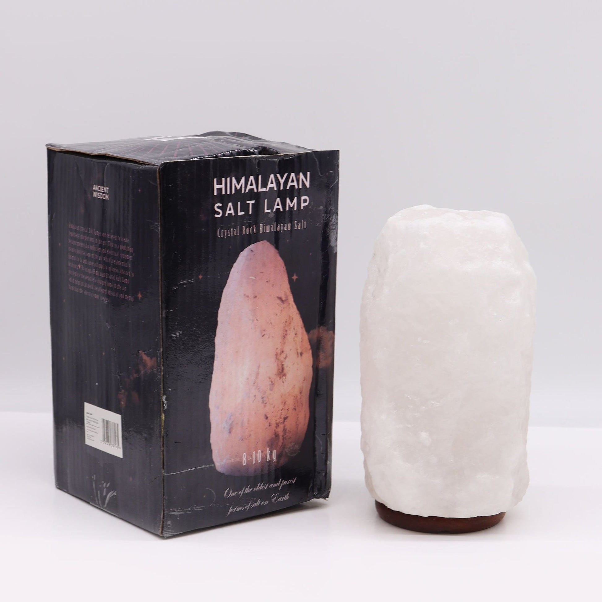Alt Tag: Kristallsten Himalayasaltlampa med fot – Ca 8–10 KG, vit Himalayasaltlampa med fot och produktförpackning