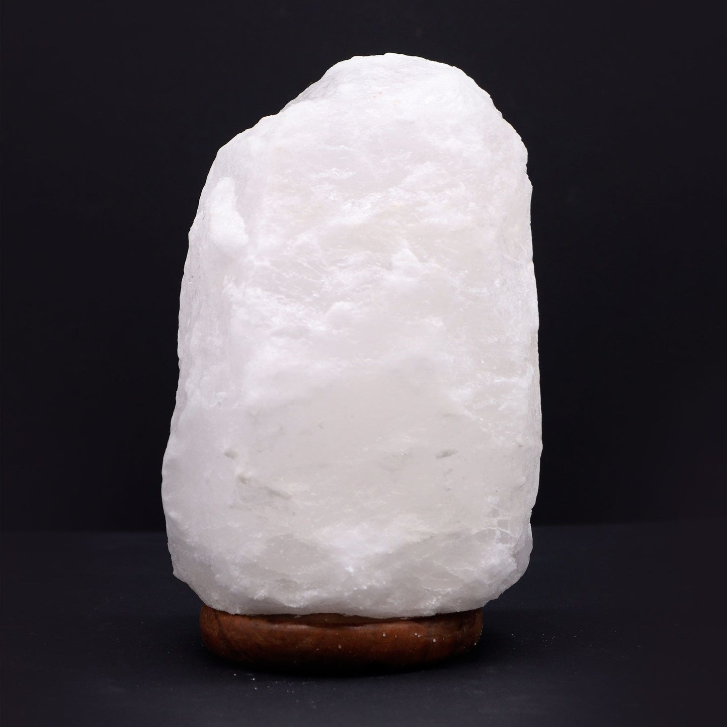 Crystal Rock himalayasaltlampa med fot – ca 3–5 kg, handskuren naturlig saltlampa med fot, mjukt bärnstensfärgat sken