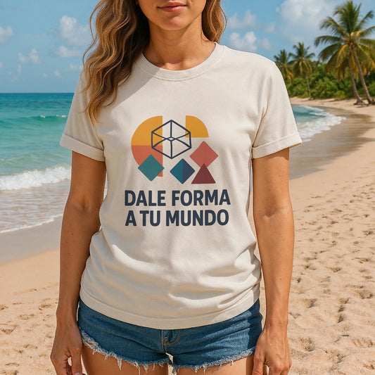 Alt Tag: Dale Forma A Tu Mundo Premium Unisex T-Shirt con gráfico geométrico y texto “DALE FORMA A TU MUNDO”, modelo en playa