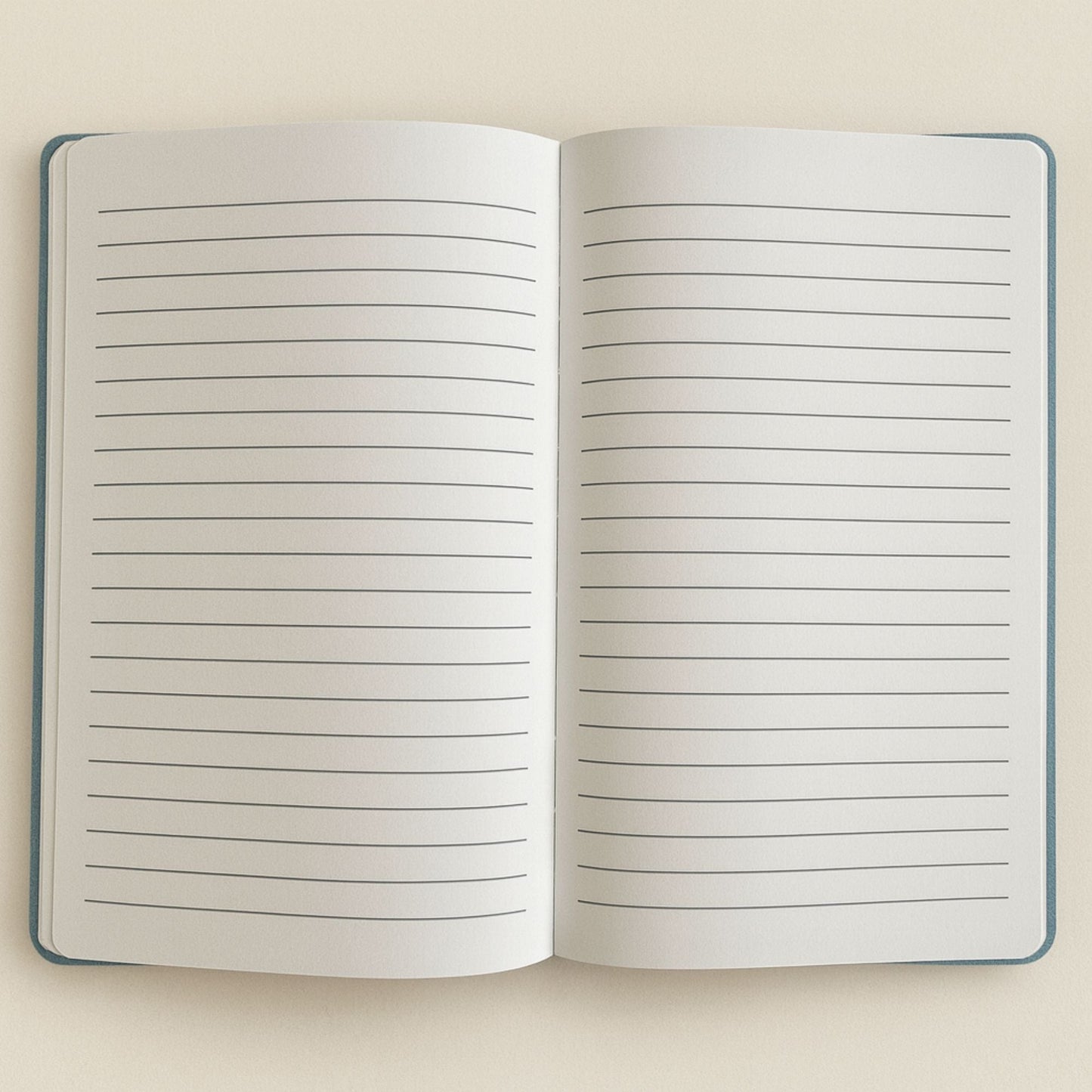 Alt Tag: Cuaderno de Bienestar de Terciopelo Azul Oscuro – 80 páginas vista abierta mostrando 80 páginas rayadas para journaling y tomar notas