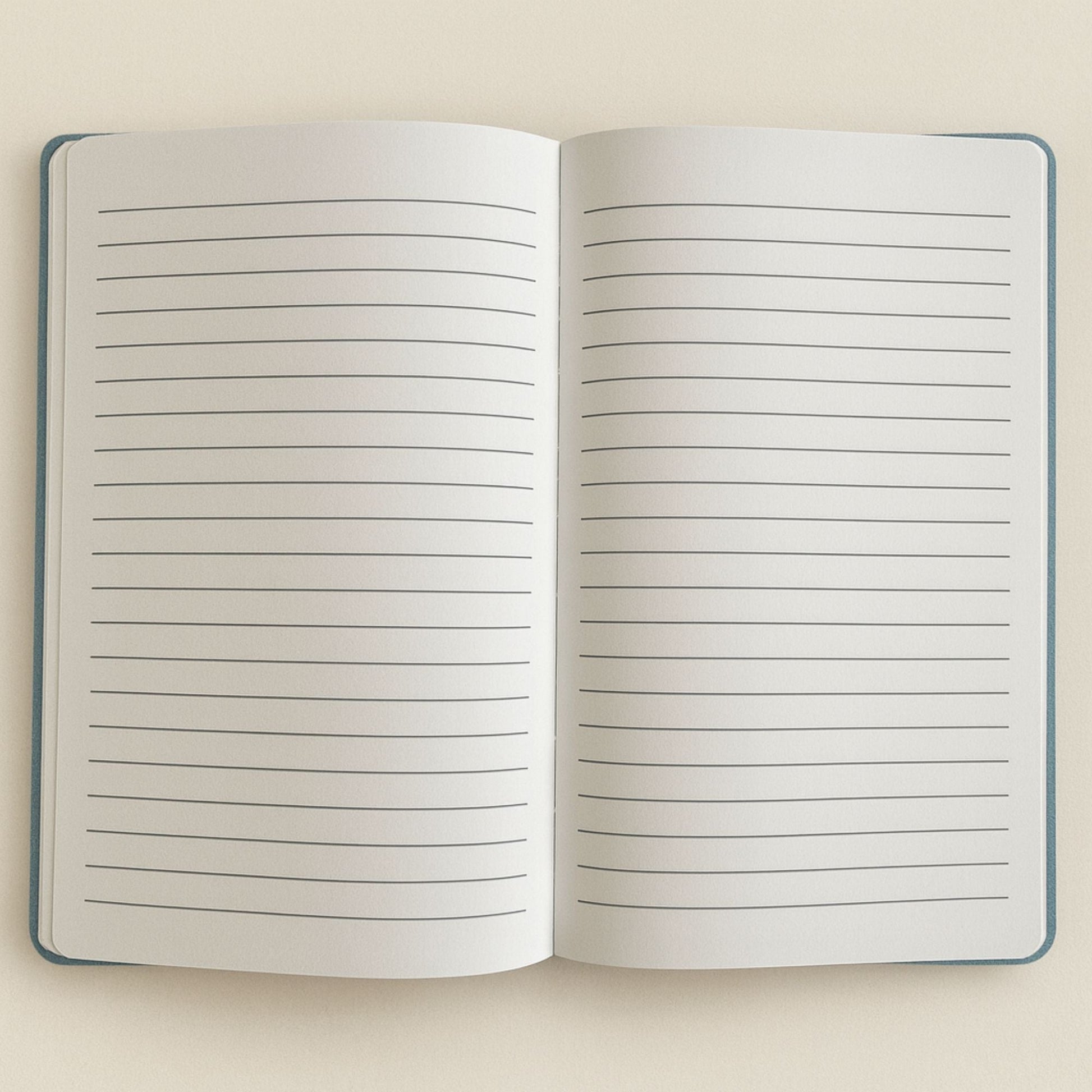 Alt Tag: Cuaderno de Bienestar de Terciopelo Azul Oscuro – 80 páginas vista abierta mostrando 80 páginas rayadas para journaling y tomar notas