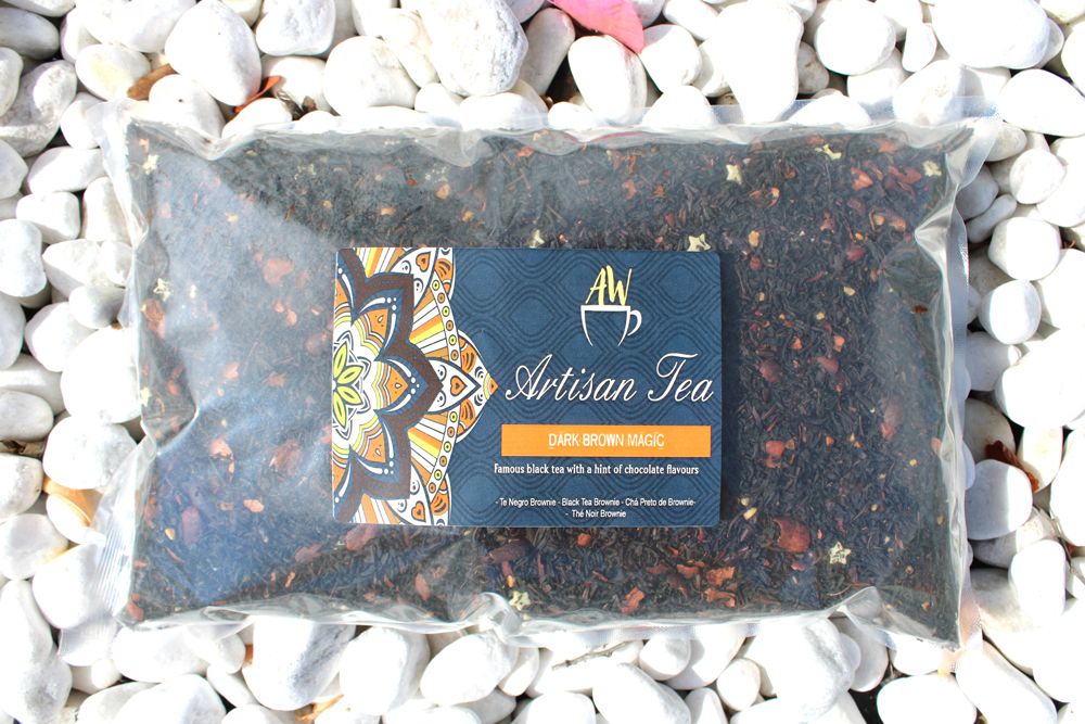 Alt Tag: Dark Brown Magic Black Tea – 1KG Brownie Blend bolsa de té negro con notas de chocolate, vainilla y almendra, empaque Artisan Tea