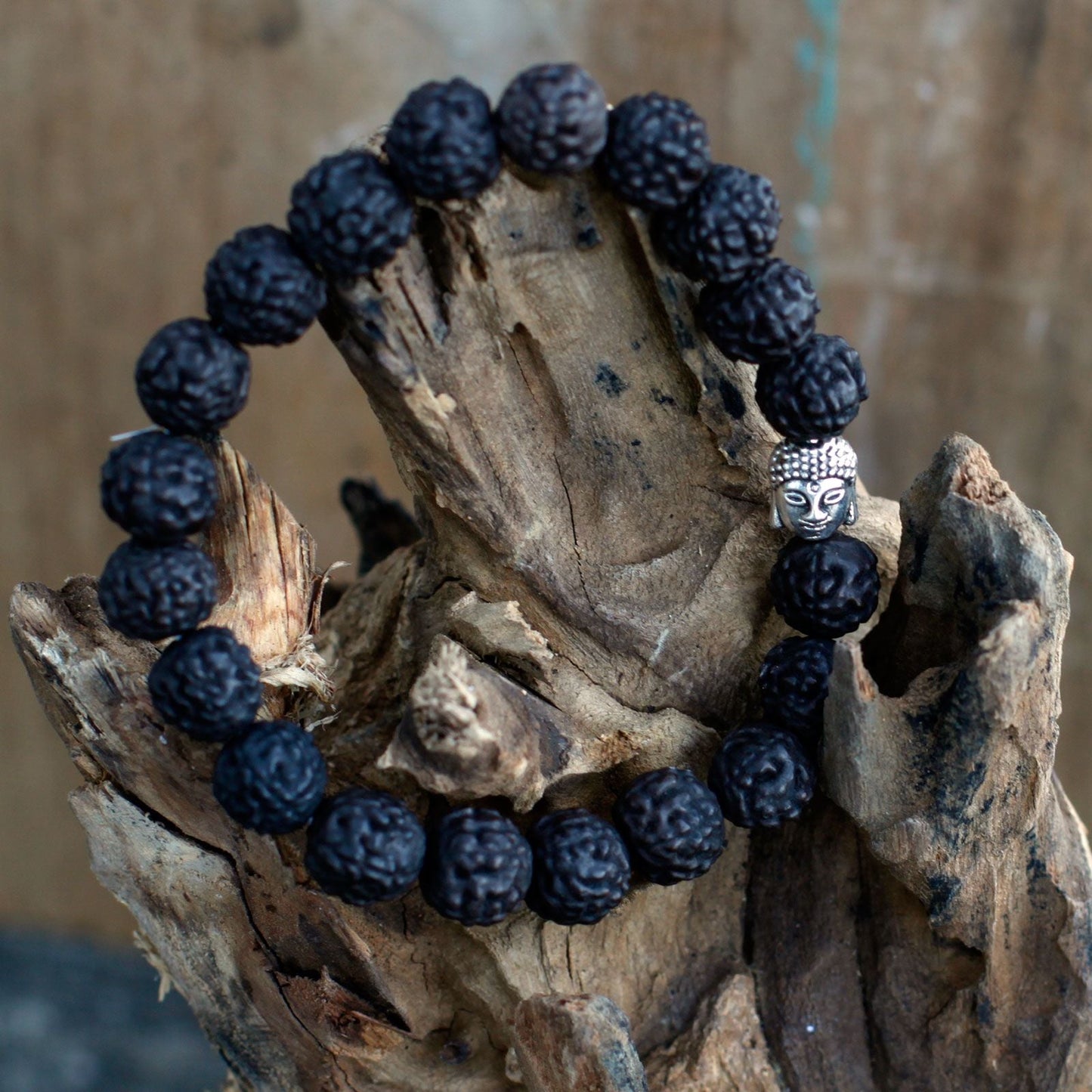 Alt Tag: Mörk Rudraksha Buddha Bangle Mala – 7x2 CM, mala-armband med mörka rudraksha-pärlor med Buddhahuvuddetalj