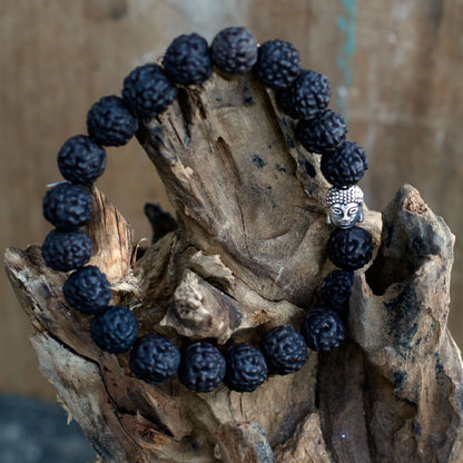 Alt Tag: Mörk Rudraksha Buddha Bangle Mala – 7x2 CM, mala-armband med mörka rudraksha-pärlor med Buddhahuvuddetalj