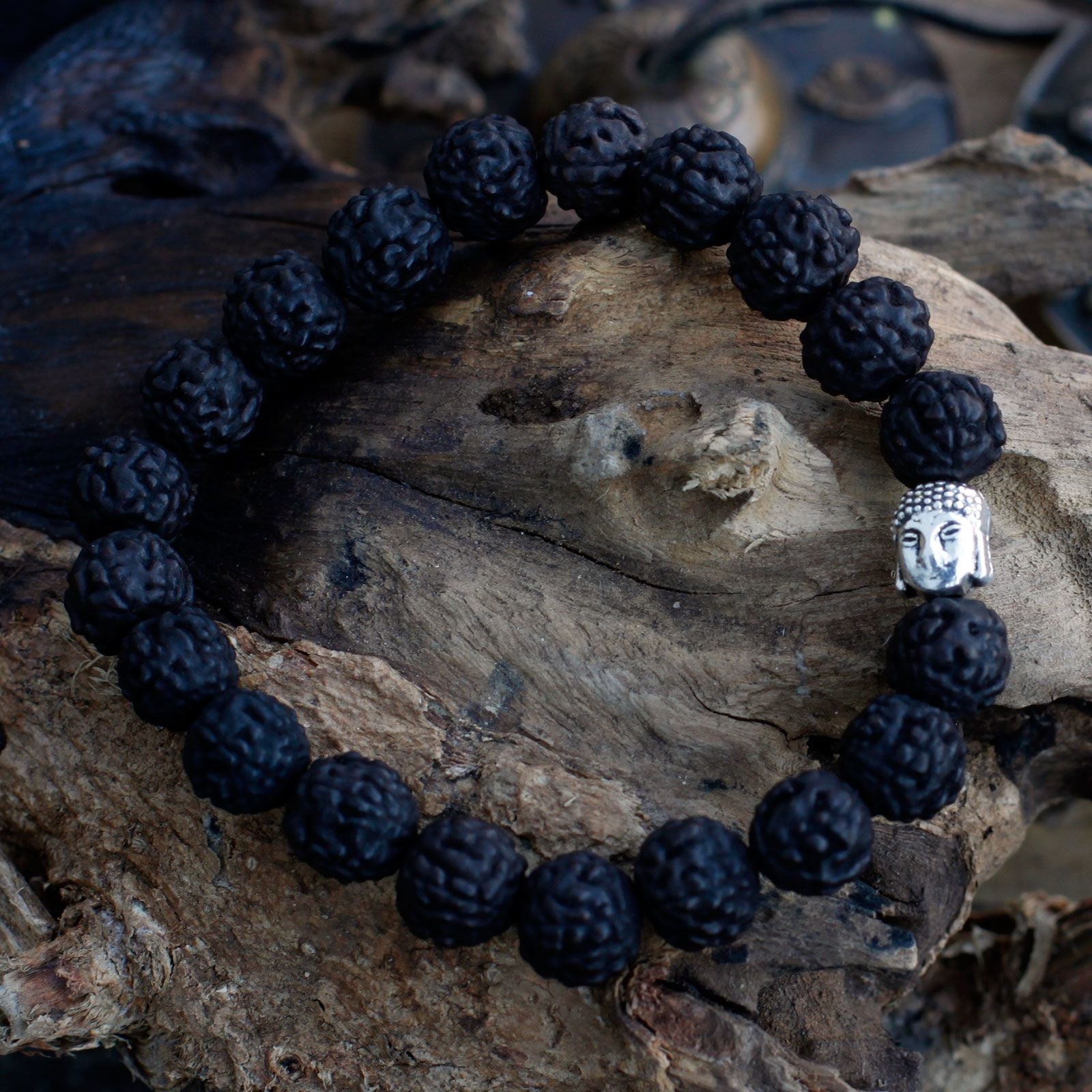 Mörk Rudraksha Buddha Bangle Mala – 7x2 CM, mala-armband med mörka rudraksha-pärlor med silverfärgad Buddha-detalj