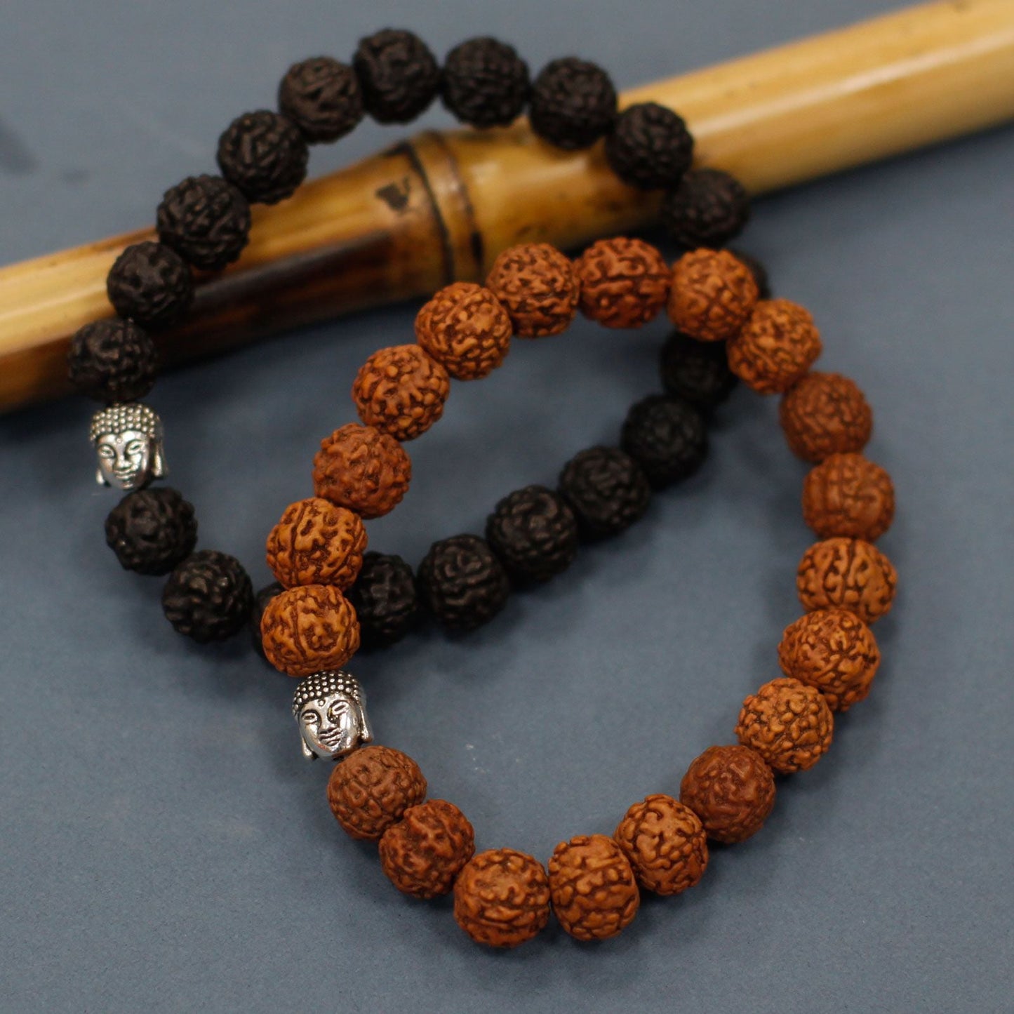 Mörk Rudraksha Buddha Bangle Mala – 7x2 CM, set med mala-armband med svarta och bruna rudraksha-pärlor och Buddha-berlocker