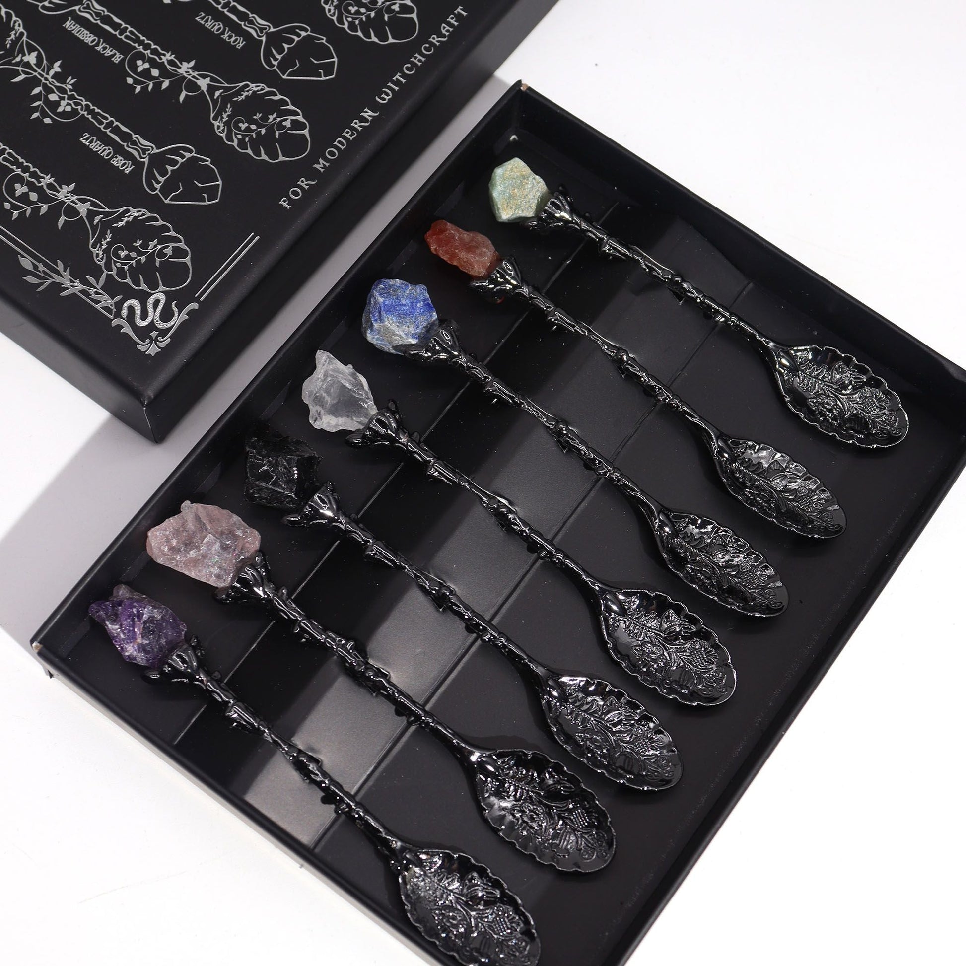 Dark Silver Gemstone Witch Spoons – Set of 7 en caja, cucharas de aleación zinc color plata oscura con mangos de piedras preciosas