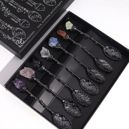 Dark Silver Gemstone Witch Spoons – Set of 7 en caja, cucharas de aleación zinc color plata oscura con mangos de piedras preciosas