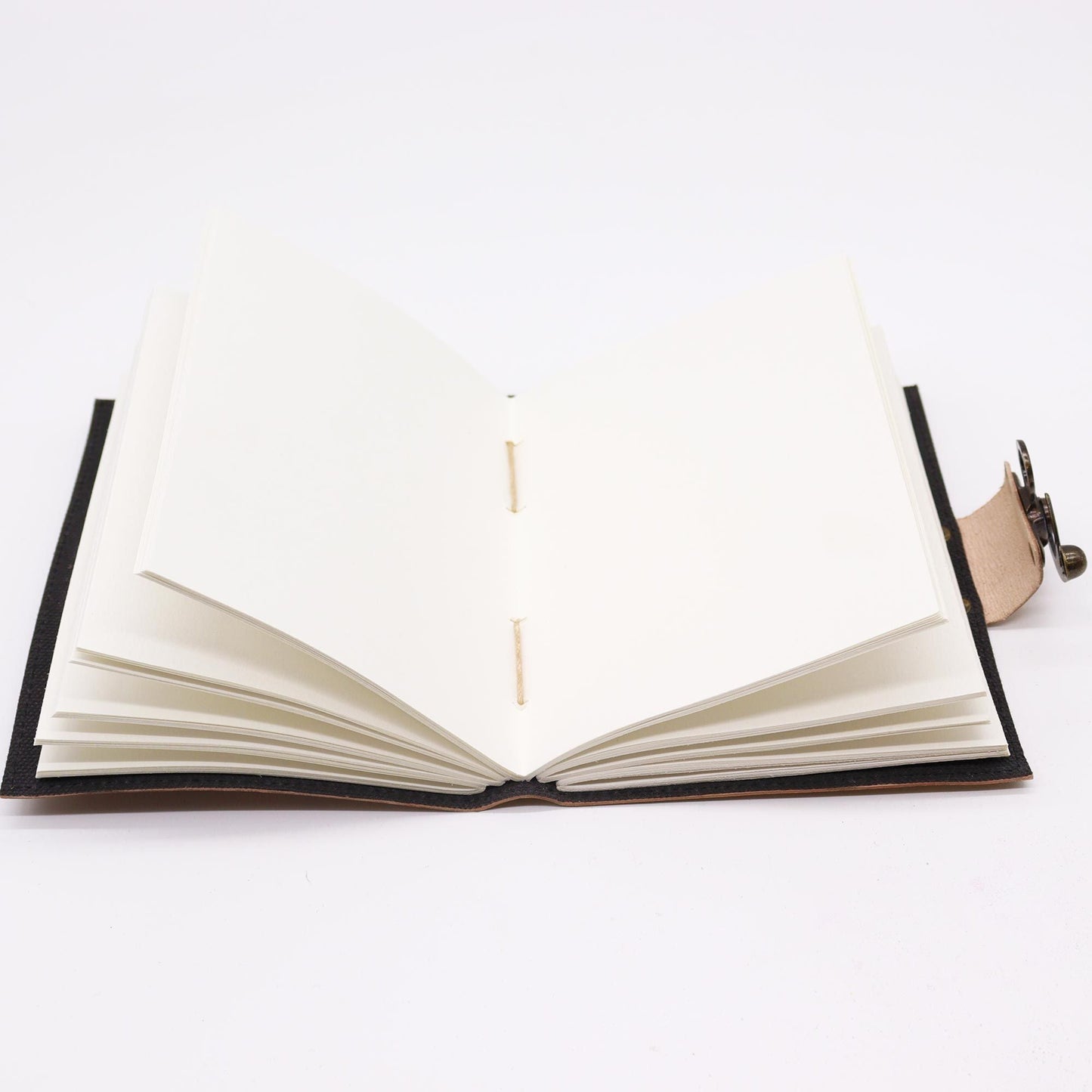 Alt Tag: Dark Tan Leather Journal – 13x18 CM abierto, cuaderno de cuero premium con páginas en blanco y cierre de correa