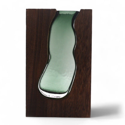 Alt Tag: Dark Tung Wood Glass Terrarium – 14.5x5x23 CM con base de madera oscura y recipiente de vidrio verde ondulado