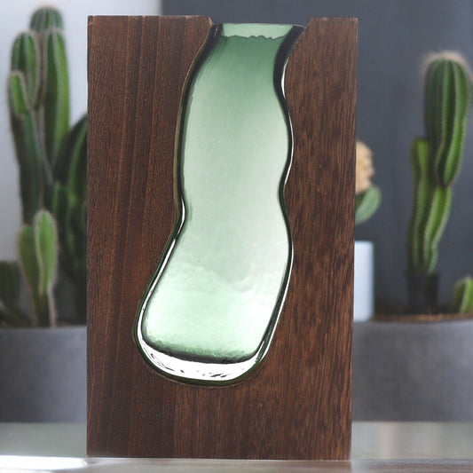 Alt Tag: Dark Tung Wood Glass Terrarium – 18x5x32 CM, terrario de vidrio con marco de madera oscura Tung, diseño decorativo vertical