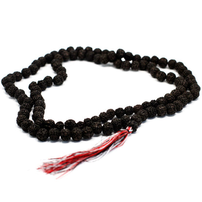 Alt Tag: Dark Wood Beads Rudraksha Mala – 108 CM de cuentas oscuras con borla roja y blanca, collar de meditación sobre fondo blanco