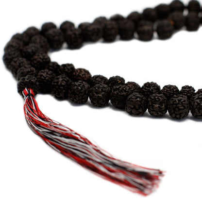 Alt Tag: Dark Wood Beads Rudraksha Mala – 108 CM, collar de cuentas oscuras con borla roja y blanca, vista en primer plano