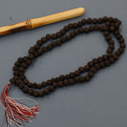 Dark Wood Beads Rudraksha Mala – 108 CM con cuentas oscuras y borla roja y blanca, collar de meditación sobre fondo gris