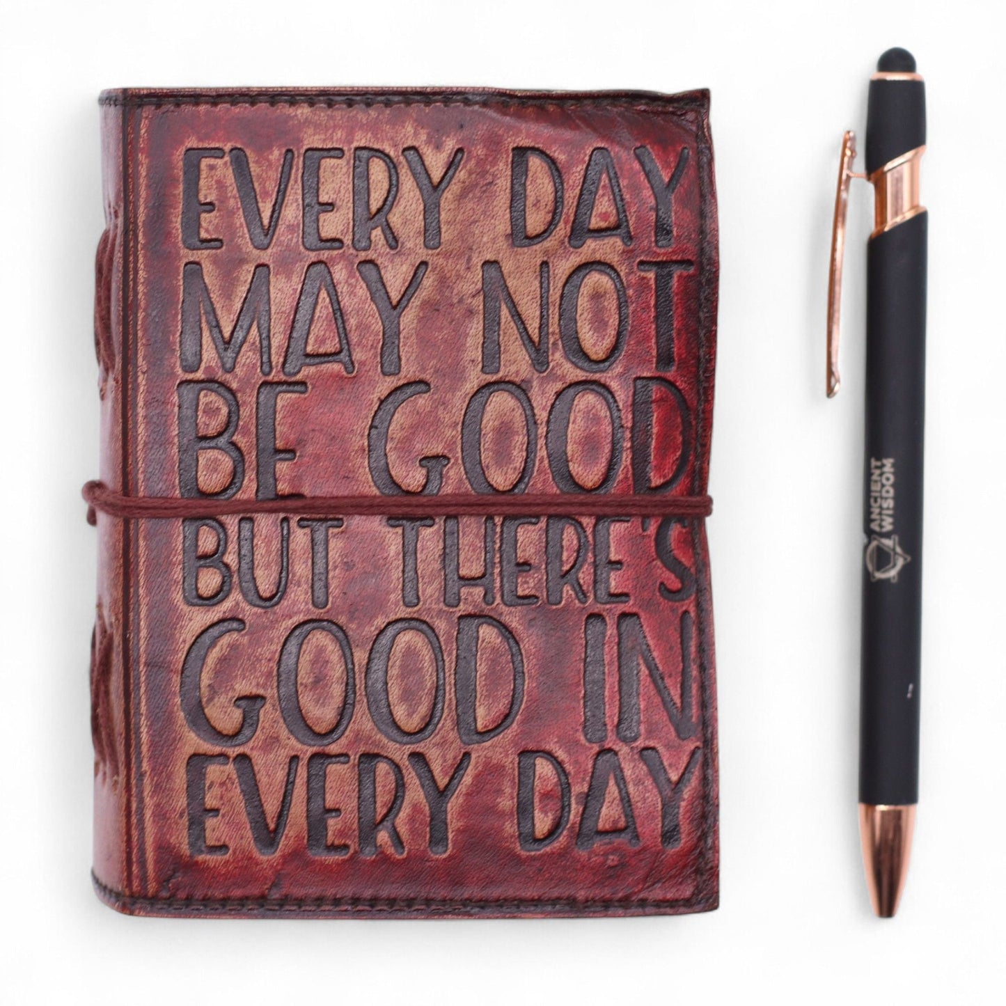 Deckled Edge Leather Notebook – 13x10 CM de cuero marrón con frase grabada en portada y bolígrafo negro al lado