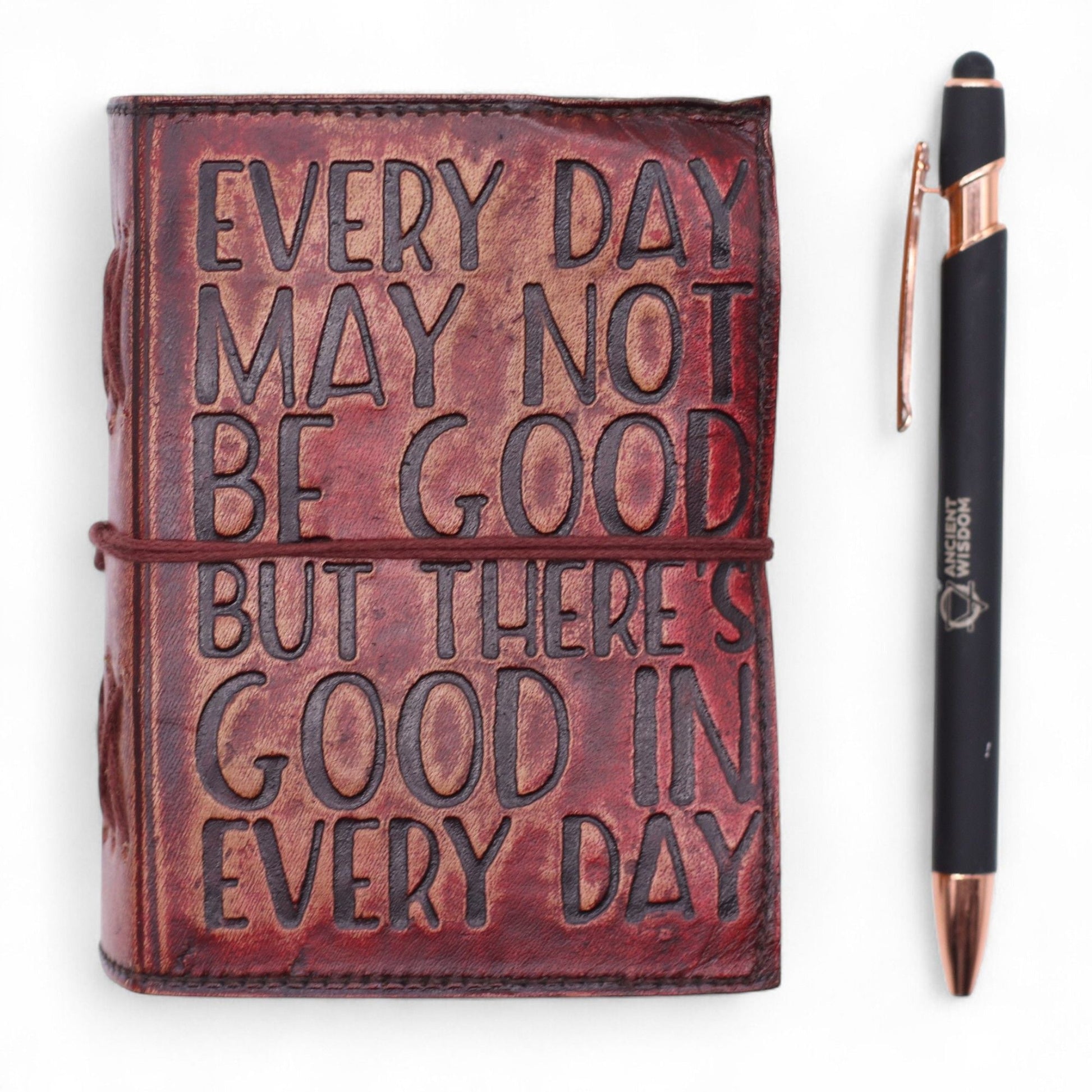 Deckled Edge Leather Notebook – 13x10 CM de cuero marrón con frase grabada en portada y bolígrafo negro al lado