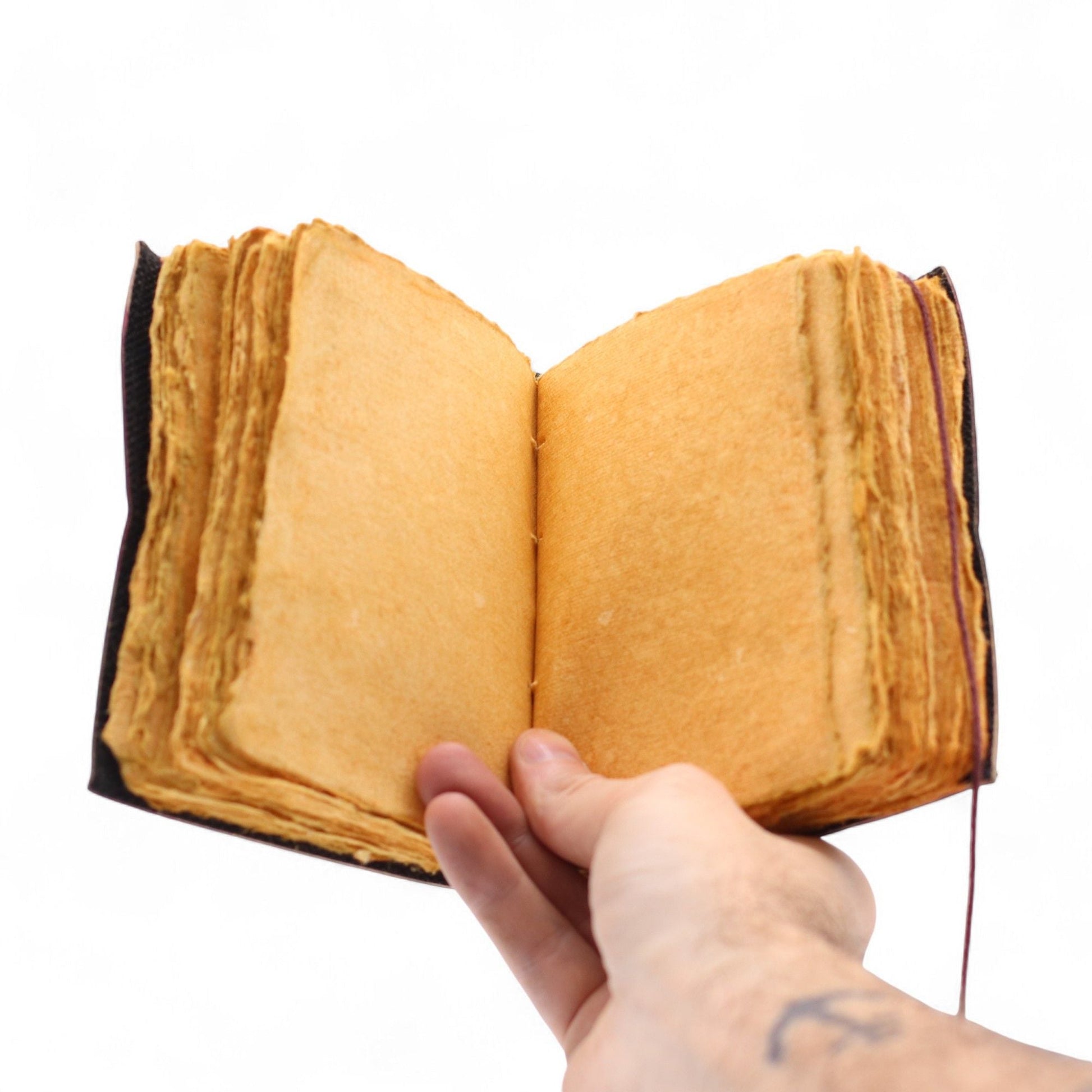 Deckled Edge Leather Notebook – 13x10 CM abierto en mano, páginas gruesas con bordes deckle y tono rústico