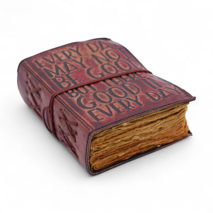 Alt Tag: Deckled Edge Leather Notebook – 13x10 CM, cuero marrón con correa y páginas gruesas de borde desflecado
