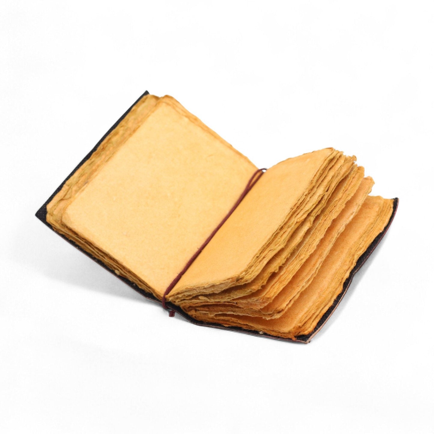 Alt Tag: Deckled Edge Leather Notebook – 13x10 CM abierto, cuaderno de cuero con páginas gruesas de borde irregular (deckled) sobre fondo blanco