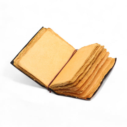 Alt Tag: Deckled Edge Leather Notebook – 13x10 CM abierto, cuaderno de cuero con páginas gruesas de borde irregular (deckled) sobre fondo blanco