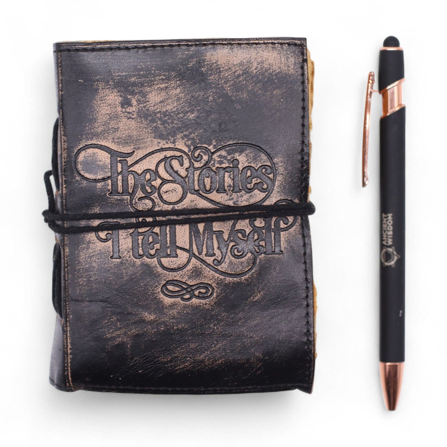 Deckled Edge Leather Notebook – 9x13 CM - The Stories I Tell Myself, cuero con cierre de cordón y bolígrafo negro al lado