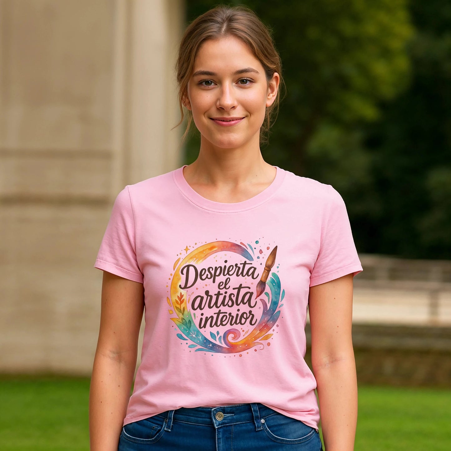 Alt Tag: Despierta el Artista Interior Organica Waldorf 100% Organic Cotton T-Shirt rosa con diseño "Despierta el artista interior" en modelo