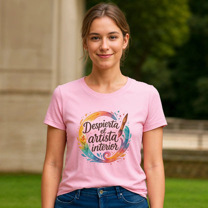 Alt Tag: Despierta el Artista Interior Organica Waldorf 100% Organic Cotton T-Shirt rosa con diseño "Despierta el artista interior" en modelo