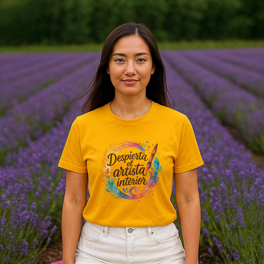Despierta el Artista Interior Organica Waldorf 100% Organic Cotton T-Shirt amarilla con diseño “Despierta el artista interior” en modelo al aire libre