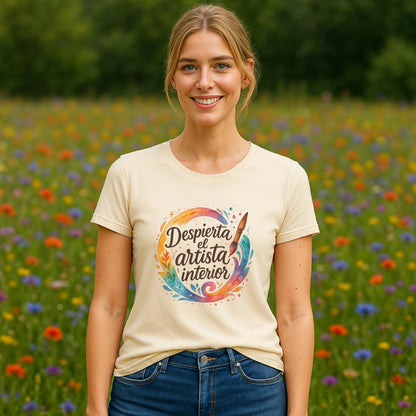 Despierta el Artista Interior Organica Waldorf 100% Organic Cotton T-Shirt en modelo, camiseta crema con diseño artístico en campo de flores