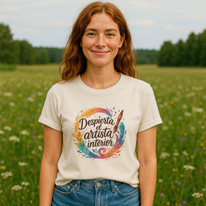 Alt Tag: Despierta el Artista Interior Organica Waldorf 100% Organic Cotton T-Shirt beige con diseño “Despierta el artista interior” en modelo al aire libre