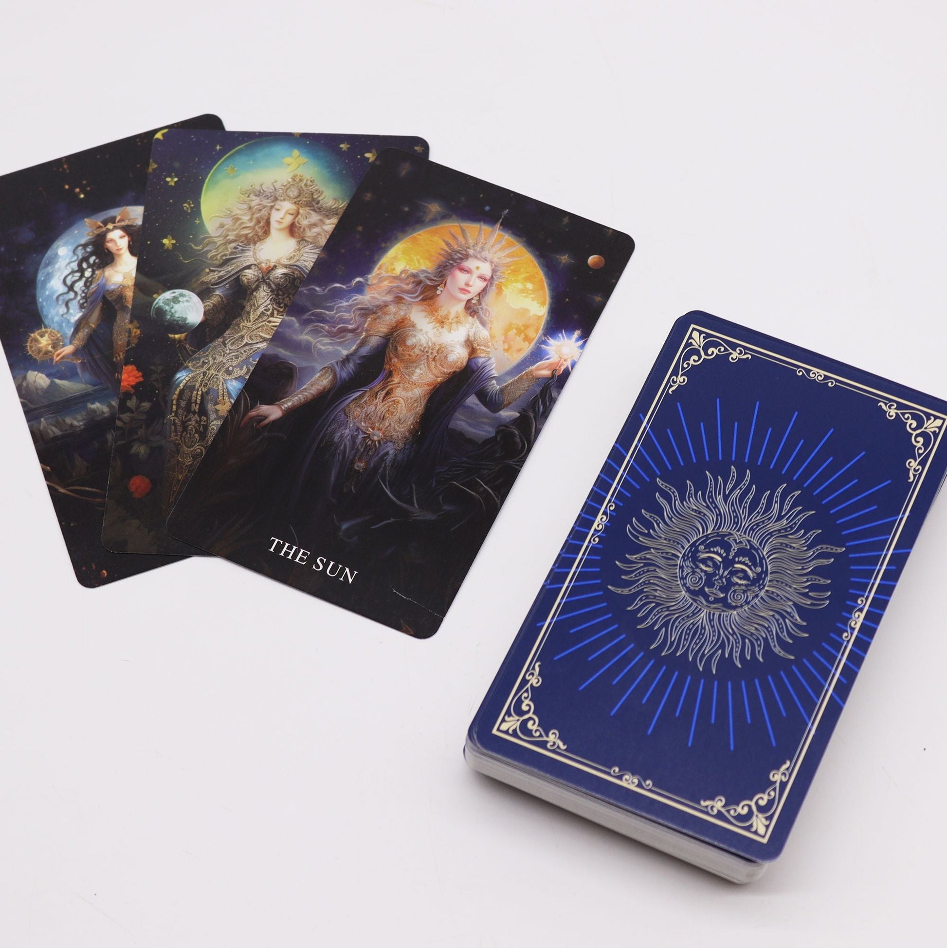 Alt Tag: Divine Goddess Arcana Tarot Cards – 12x7x4 CM deck con cartas ilustradas de diosas y reverso azul con diseño de sol