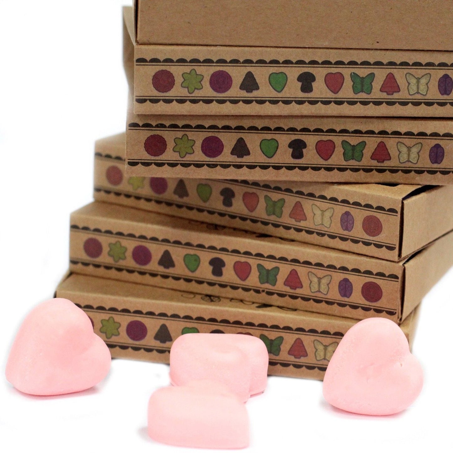Soy Blend Wax Melts Gift Set – Dragon's Blood en cajas kraft apiladas con bordes decorados y cera rosa en forma de corazones
